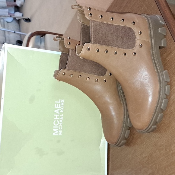 MICHAEL Michael Kors Shoes - FLASH SALE Michael Kors genuine Lether Upper ridley gore bootie 6M